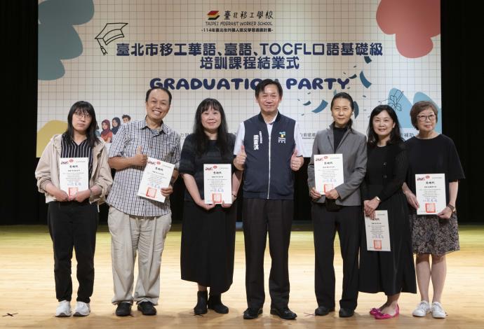 9.114年臺北市移工華語、臺語、TOCFL口語基礎級培訓課程結業式(臺北市政府勞動局梁蒼淇副局長頒發老師感謝狀)。