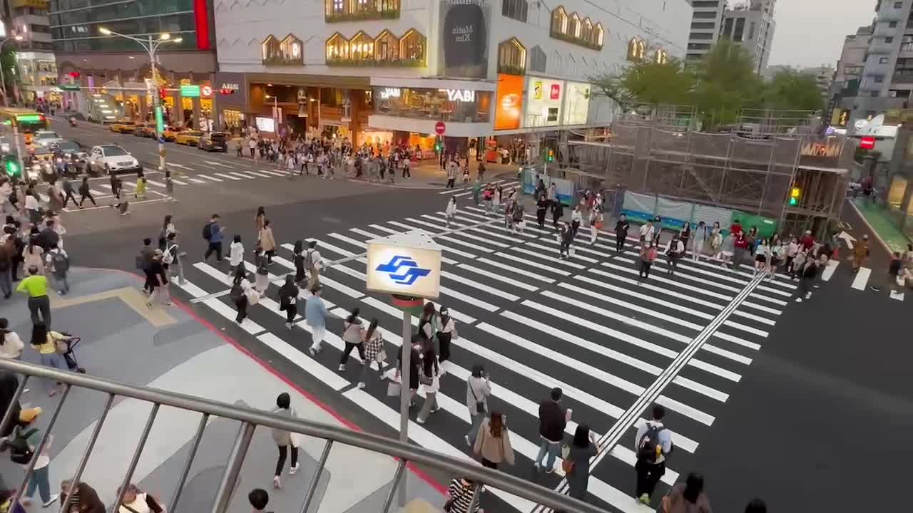 為提升行人穿越空間及便利性捷運中山站出口行穿加大區域