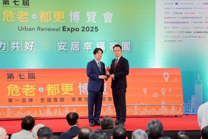 圖三、都更處詹育齊處長受獎照片