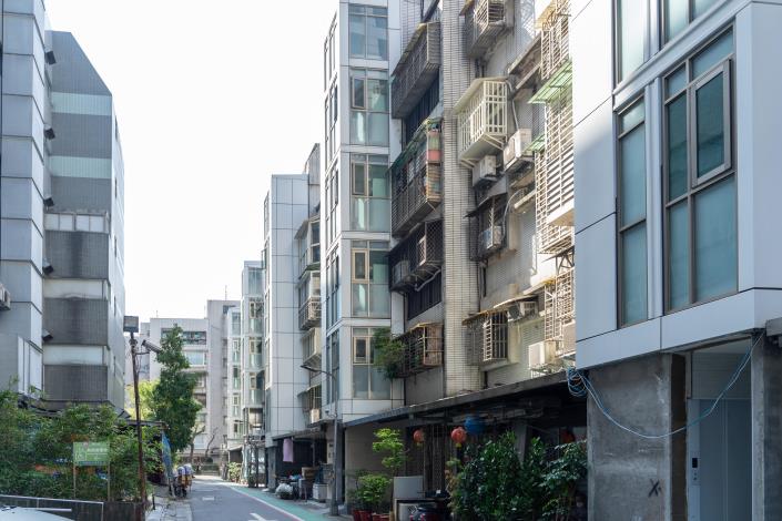 「電梯加碼辦」信義富台社區增設電梯後外觀照片