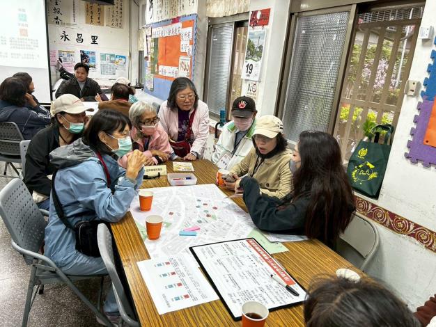 圖3-歷年走讀工作坊-帶領在地居民練習整合地方議題