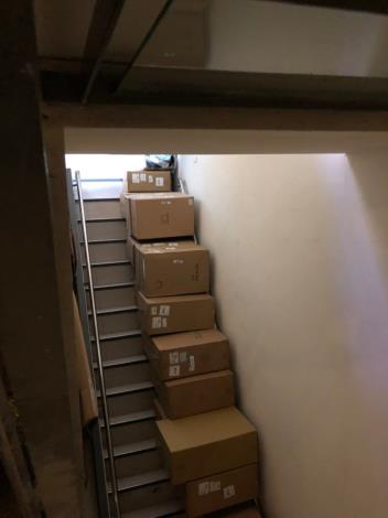 「水源福利會館有限公司」1樓至2樓直通樓梯間堆積雜物致妨礙逃生避難。