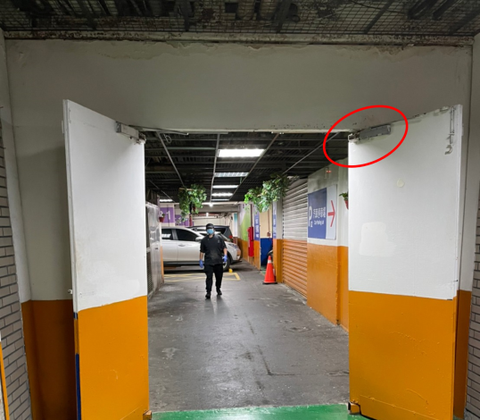 ▲「家樂福天母店」地下1樓常閉式防火門門弓器拆除-1