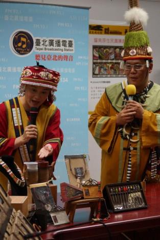 臺北電臺總監秦浩與節目主持人小茉莉介紹原住民文創產品_2