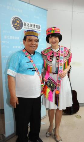 觀光傳播局長趙心屏與國寶級原住民音樂文創老師蔣進興為節目打氣