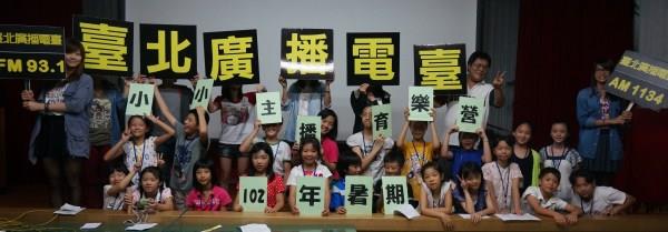 暑期小小主播營學童開心合照