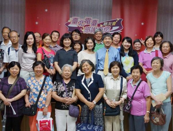 聽友與主持人會後開心合影