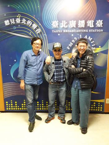 臺北電臺主持人張鐵志(左)專訪濁水溪公社主唱小柯(中)與音樂人林生祥(右)
