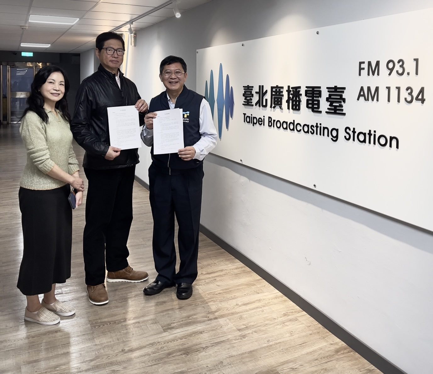 紐約中國廣播網代理臺長張福民先生來訪，並簽署節目授權協議書