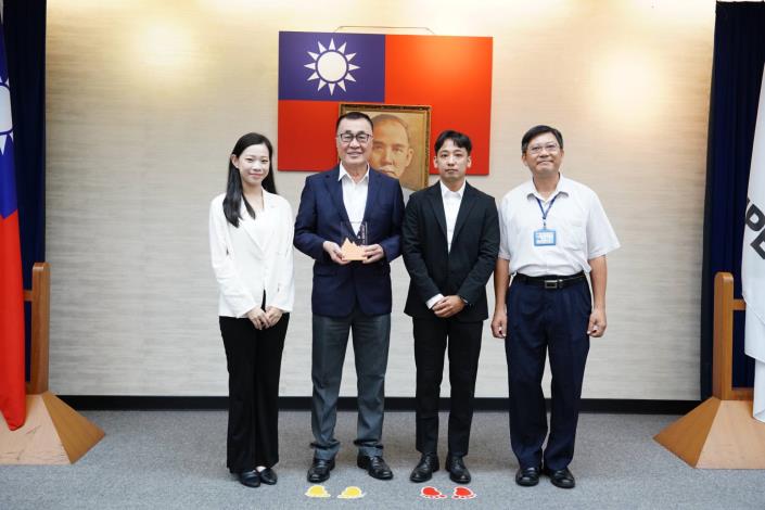 6.臺北電臺今(19）日市政會議向副市長李四川陳獻銀響力新聞獎，觀傳局余祥局長（左一）及臺北電臺胡紹謙臺長(右一)也共同出席。