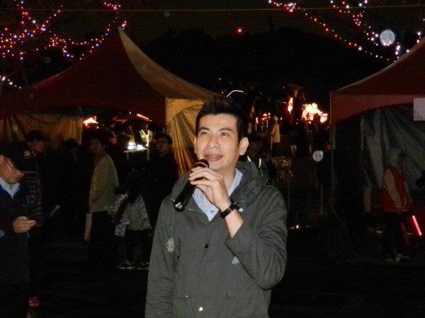 1020221現場民眾專注思考燈謎答案