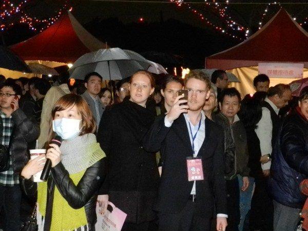 1020221行動播音室吸引外國貴賓拍照留念