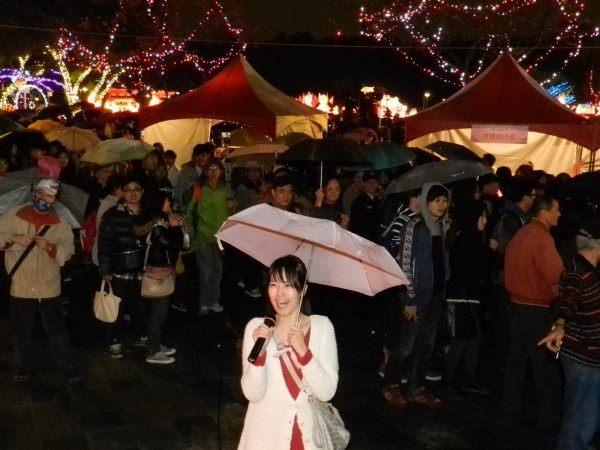 1020221民眾開心與主持人對談