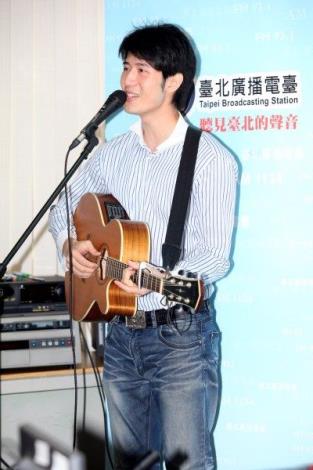 街頭藝人郭育麟獻唱國臺語經典歌曲