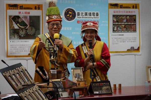 1020522臺北電臺總監秦浩與節目主持人小茉莉介紹原住民文創產品
