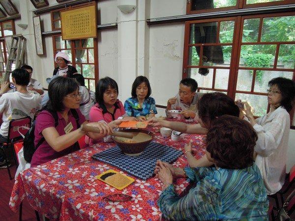 1020608學員體驗擂茶樂趣