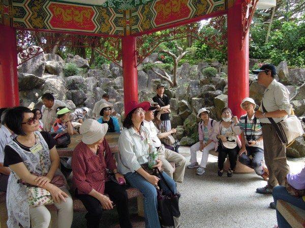1020608學員於涼亭內乘涼聽講解