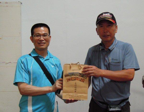 1020608副臺長致紀念品於解說員