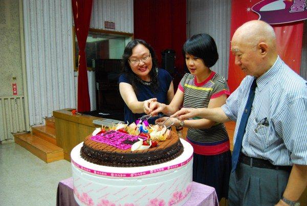 1020726陳臺長(左)、趙局長(中)及劉前臺長(右)切生日蛋糕為電臺慶生