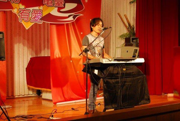1020726街頭藝人深情演唱