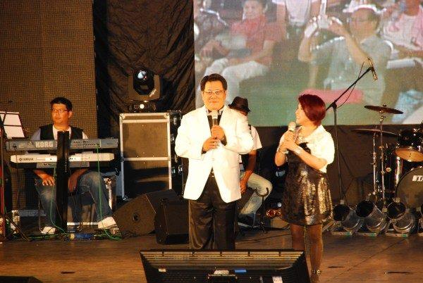 1020729主持人秦浩、傅薇為演唱會開場
