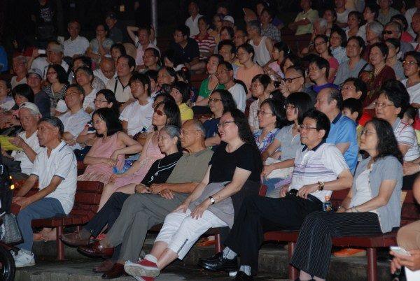 1020729現場聽友專注聽歌