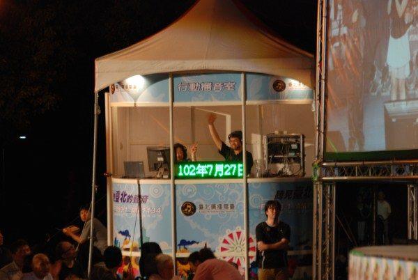 1020729行動播音室主持人向現場聽眾打招呼