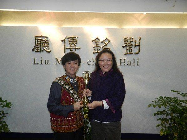 1011019臺長陳慈銘與主持人蔡文祥合影