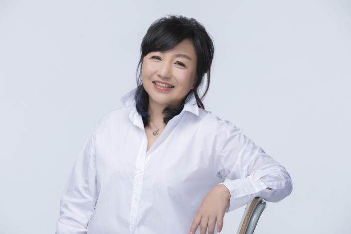 For this special performance, Yvonne Cheng will revisit timeless hits including Moon Guitar, I Close My Eyes, and Rain Pattering in the Night, evoking shared memories of youth