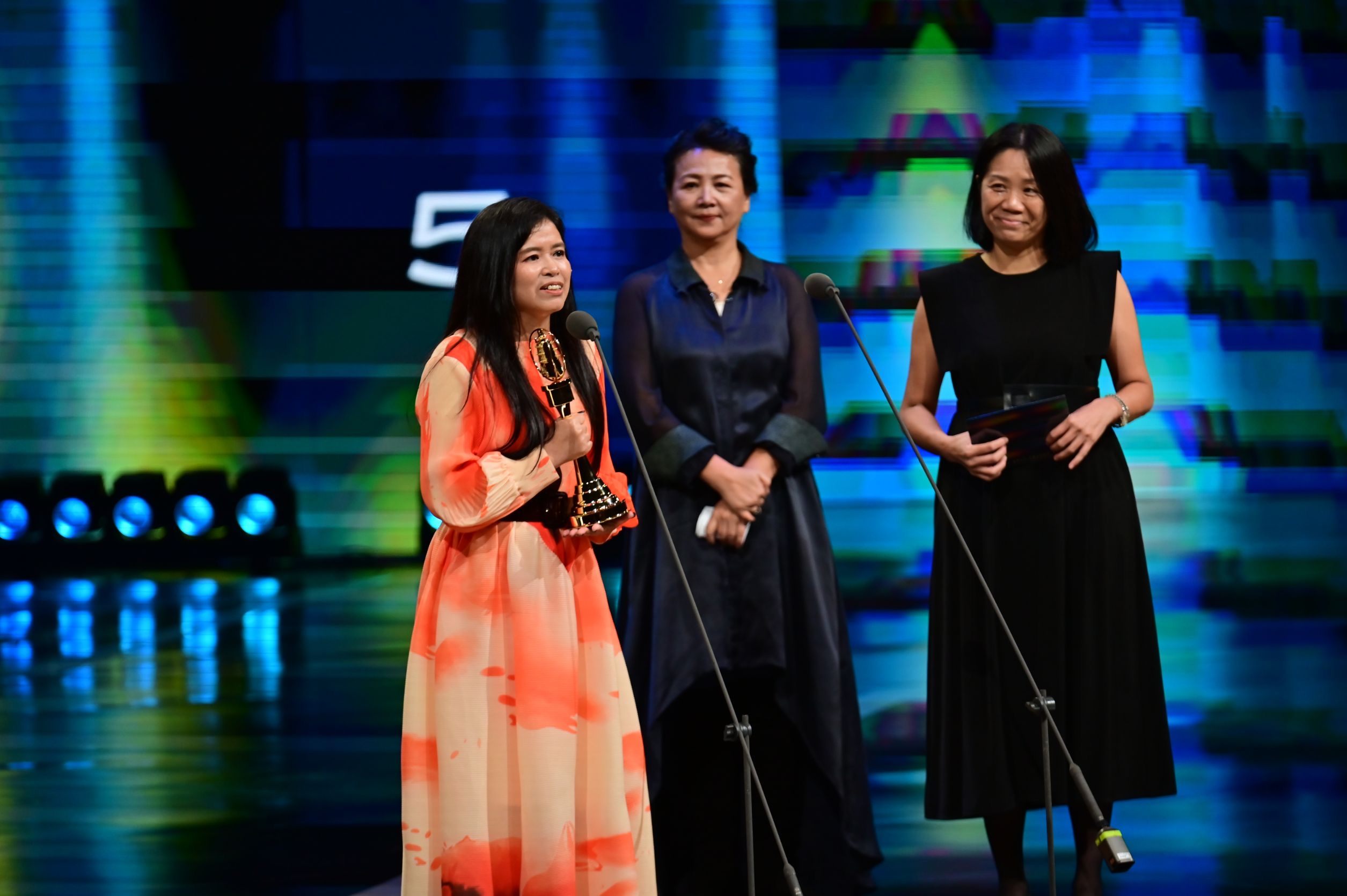 Judie Shih, host of The Golden Years of Zhongshan Hall, received the “Best Arts & Culture Program Host Award.”