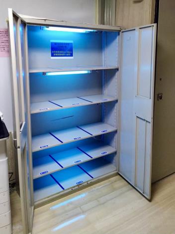 照片2-臺北市保大警DIY「紫外線公文消毒櫃」 阻絕交叉感染(JPG)