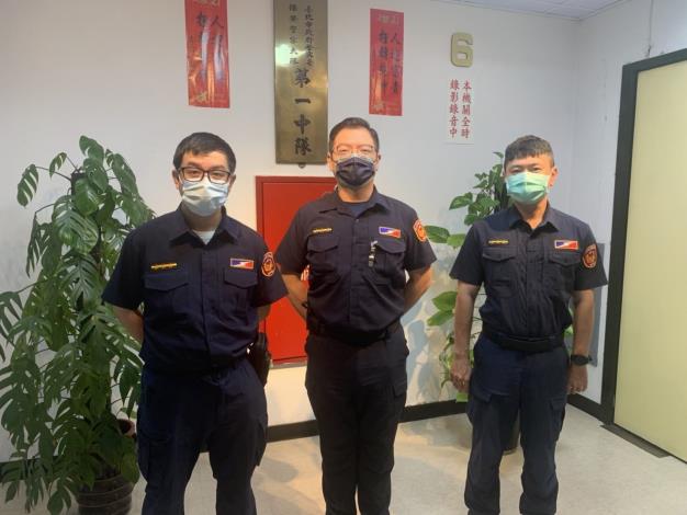 左起警員柯俊宇、張耿維、盧永士合照