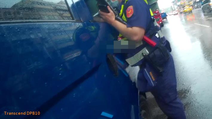 警員張耿維用越南話與失聯移工對談
