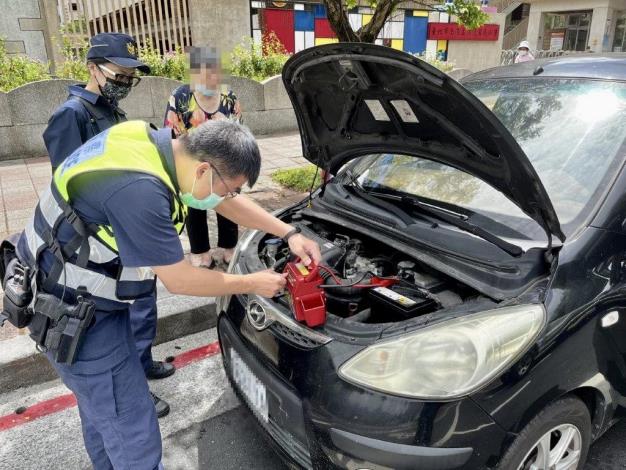 照片1-臺北市保安警察大隊員警用電霸接電，成功啟動車輛協助脫困。(jpg)