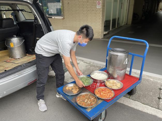 照片1-臺北市保安警察大隊載著剛起鍋出爐的飯菜，為長者們提供物美價廉的搭伙送餐服務。
