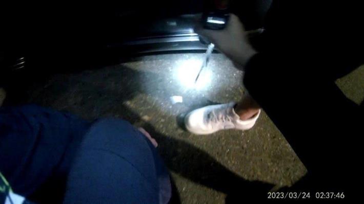 照片2-郭嫌不慎掉落毒品愷他命，當場遭員警查獲