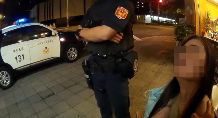 照片4-臺北市保安警察大隊巡邏協助酒醉女子候車，女子稱讚「你們那麼善良」。