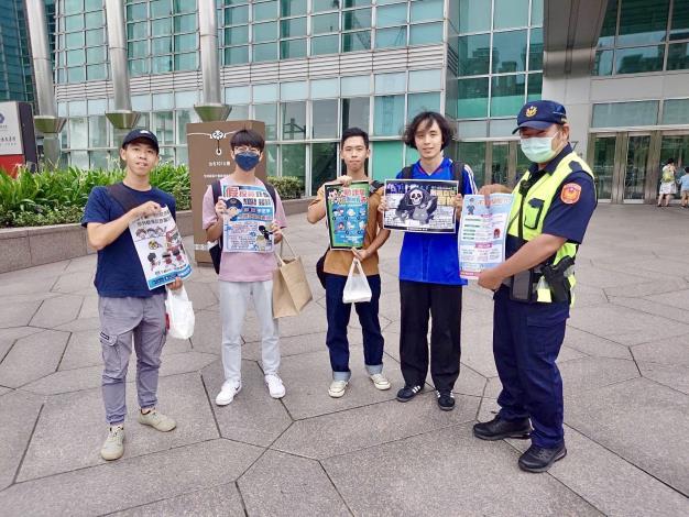 照片4-臺北市保安警察大隊宣導「七不原則」：不繳錢、不購買、不辦卡、不隨意簽約、證件不離身、不飲用、不非法工作。