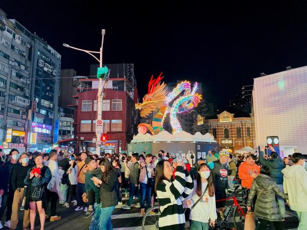 照片4-北市警與市民於臺北燈會現場共享視覺饗宴