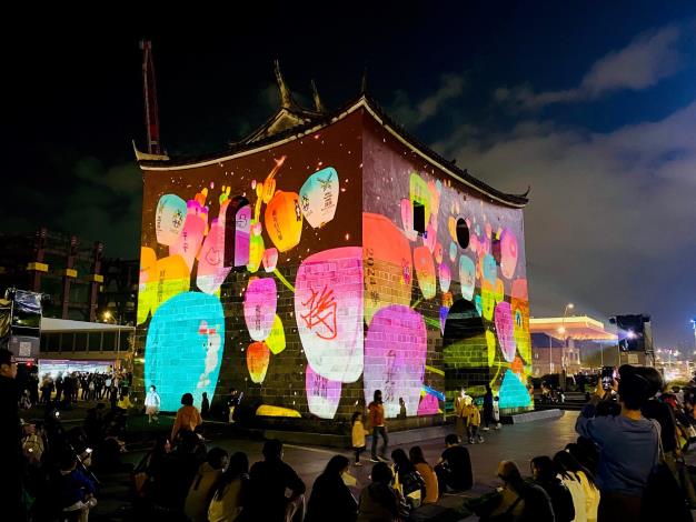 照片3-北市警與市民於臺北燈會現場共享視覺饗宴