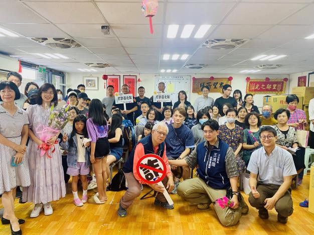 照片2-臺北市保安警察大隊參與介壽里母親節社區活動暨反詐騙宣導
