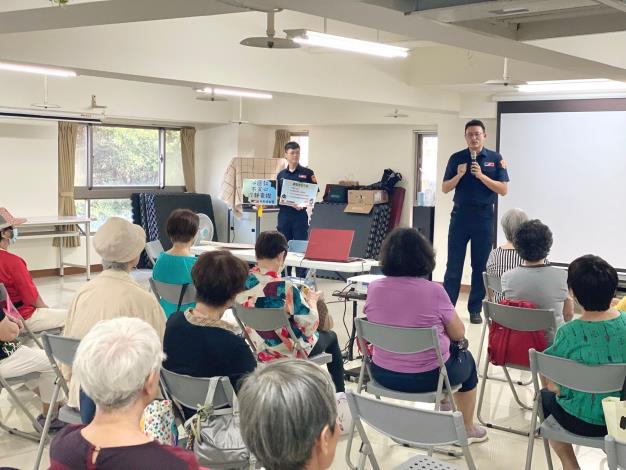 02照片-臺北市政府警察局保安警察大隊員警結合中原里社區韻律體操活動進行反詐騙宣導