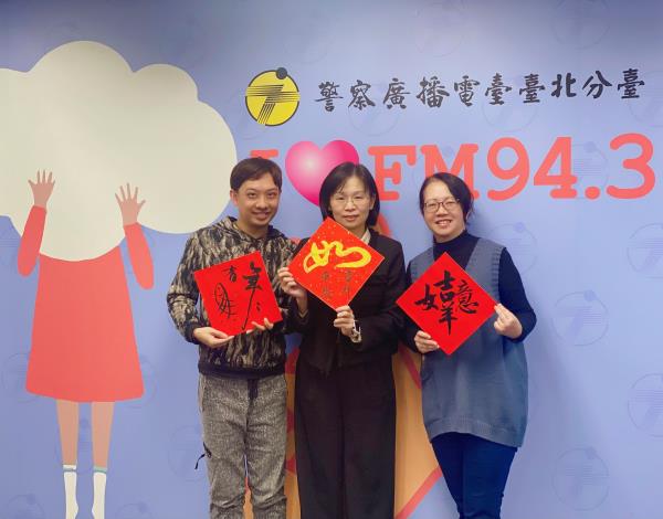 照片2-臺北市政府警察局保安警察大隊大隊長參加警察廣播電臺節目進行反詐騙宣導