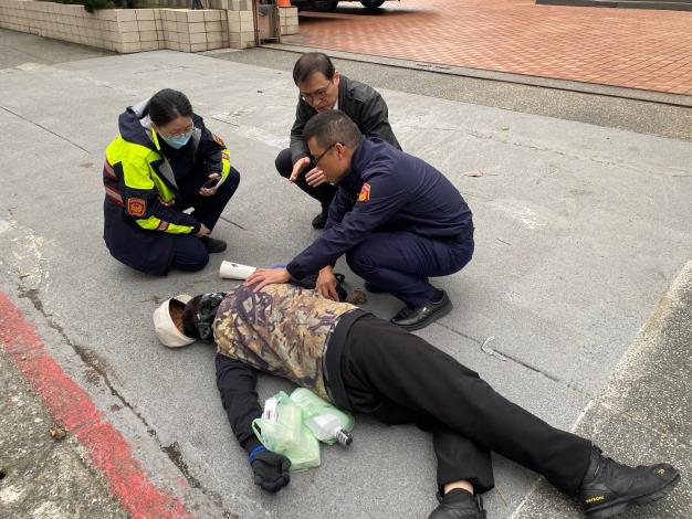 照片1-臺北市政府警察局保安警察大隊員警迅速救助倒地民眾