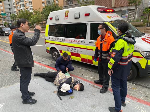 照片2-臺北市政府警察局保安警察大隊員警迅速救助倒地民眾