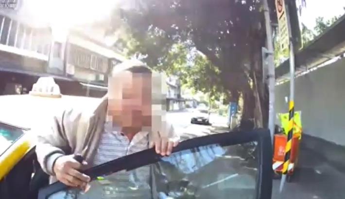 照片1-臺北市政府警察局保安警察大隊員警協助運將緊急送醫