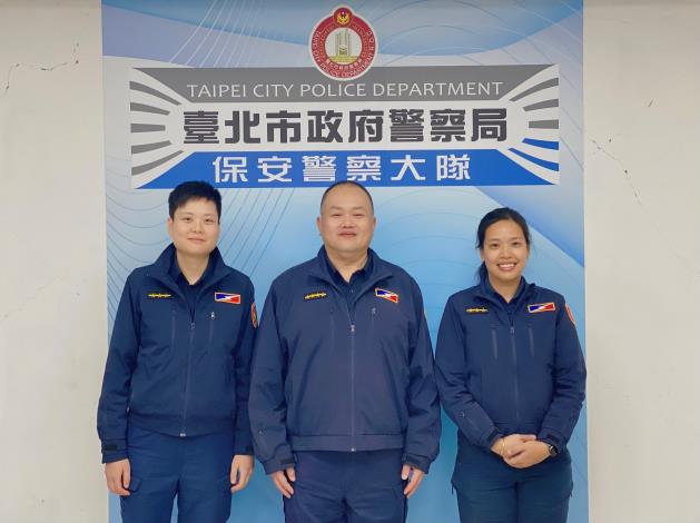 照片2-第三中隊執勤員警(左起：魏嘉儀警員、蕭芸璟小隊長、上官立儀警員)