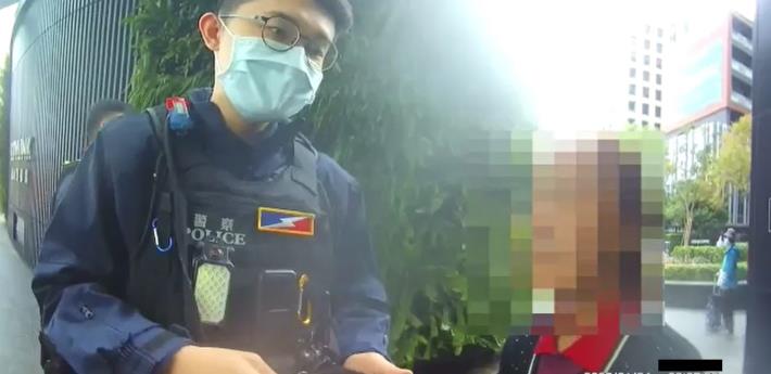 照片1 - 臺北市政府警察局保安警察大隊第三中隊員警協助失智老婦