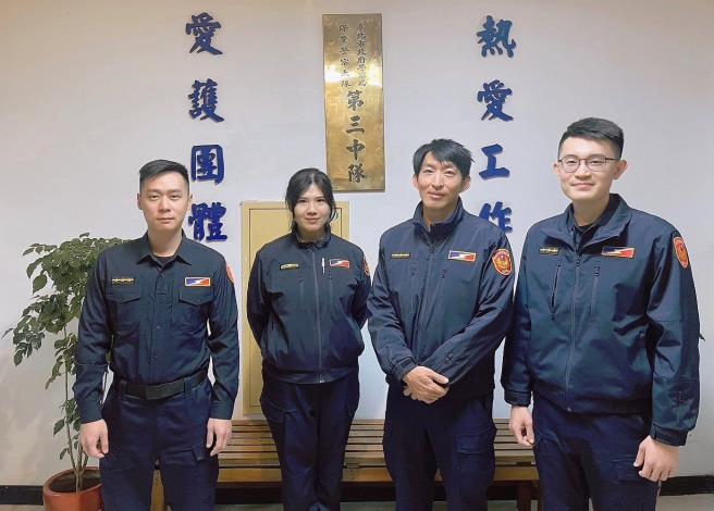 照片2 - 第三中隊執勤員警(左起：劉耀霖警員、劉韋伶分隊長、黃鈺翔及陳政憲警員)