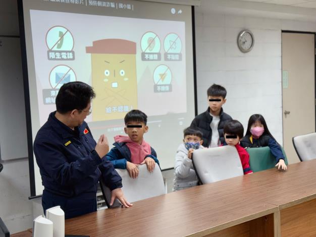 照片4-員警透過情境劇模擬詐騙集團「網路遊戲詐騙」與「釣魚簡訊」